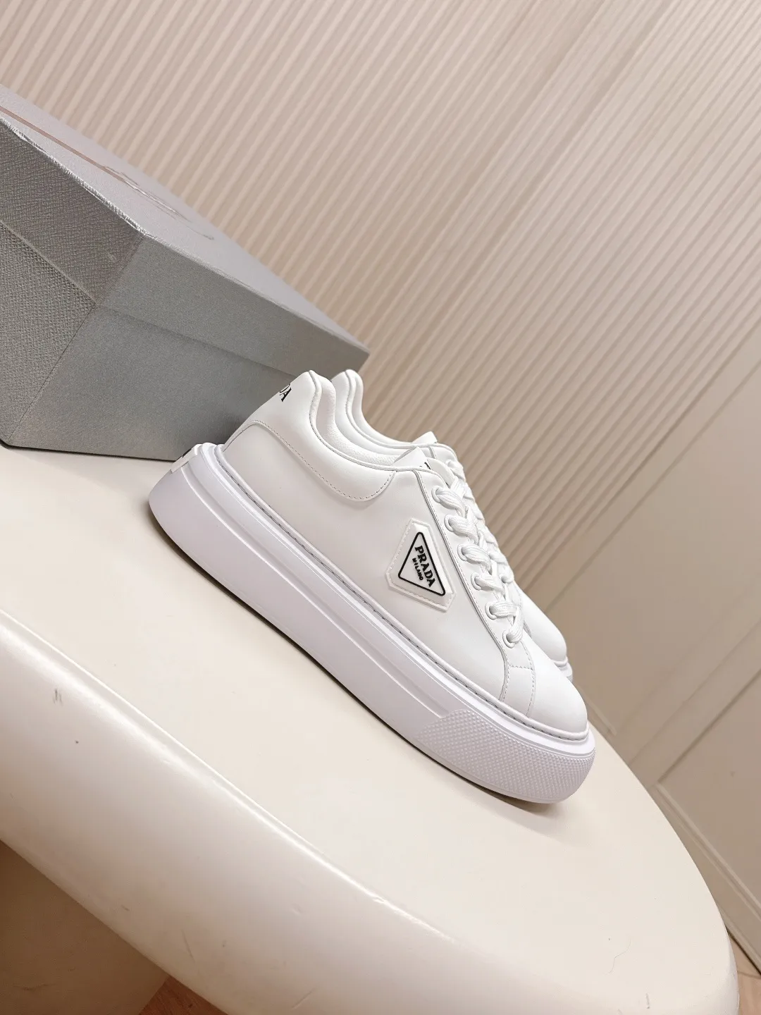 👟👟Ex-factory price 600👟👟 Prada 25ss new casual white shoes, couple style 👫 P fashion white shoes, re-released, high-quality shipments, elegant and generous, comfortable on the feet, super classic, super light and comfortable on the feet Fabric: silky cowhide Lining: water-dyed sheepskin lining + genuine leather foot sole: EVA outsole Code number: 35-45 (40 for women, 45 for men, customized)